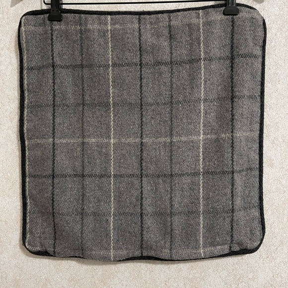 Wool wolf pillow cover with zipper. - Picture 3 of 4